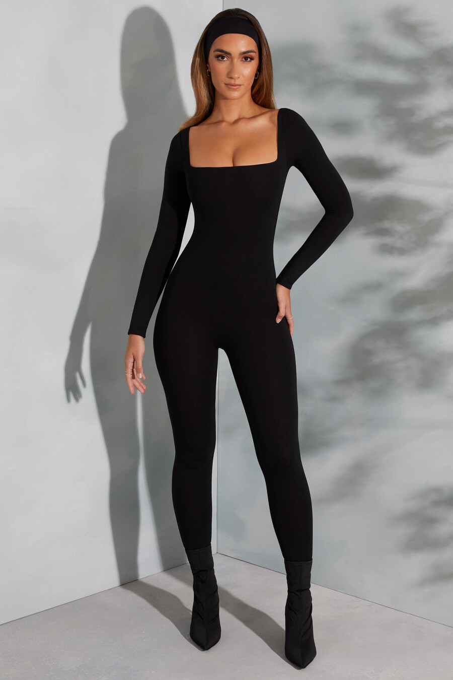 jumpsuit met vierkante hals en lange mouwen in zwart