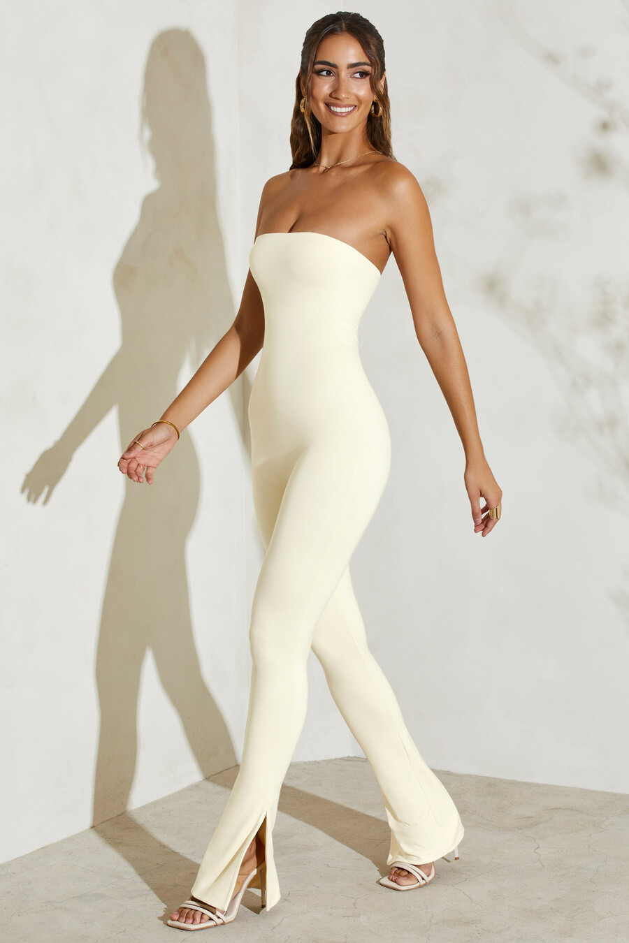 strapless jumpsuit met uitlopende zoom in ivoor