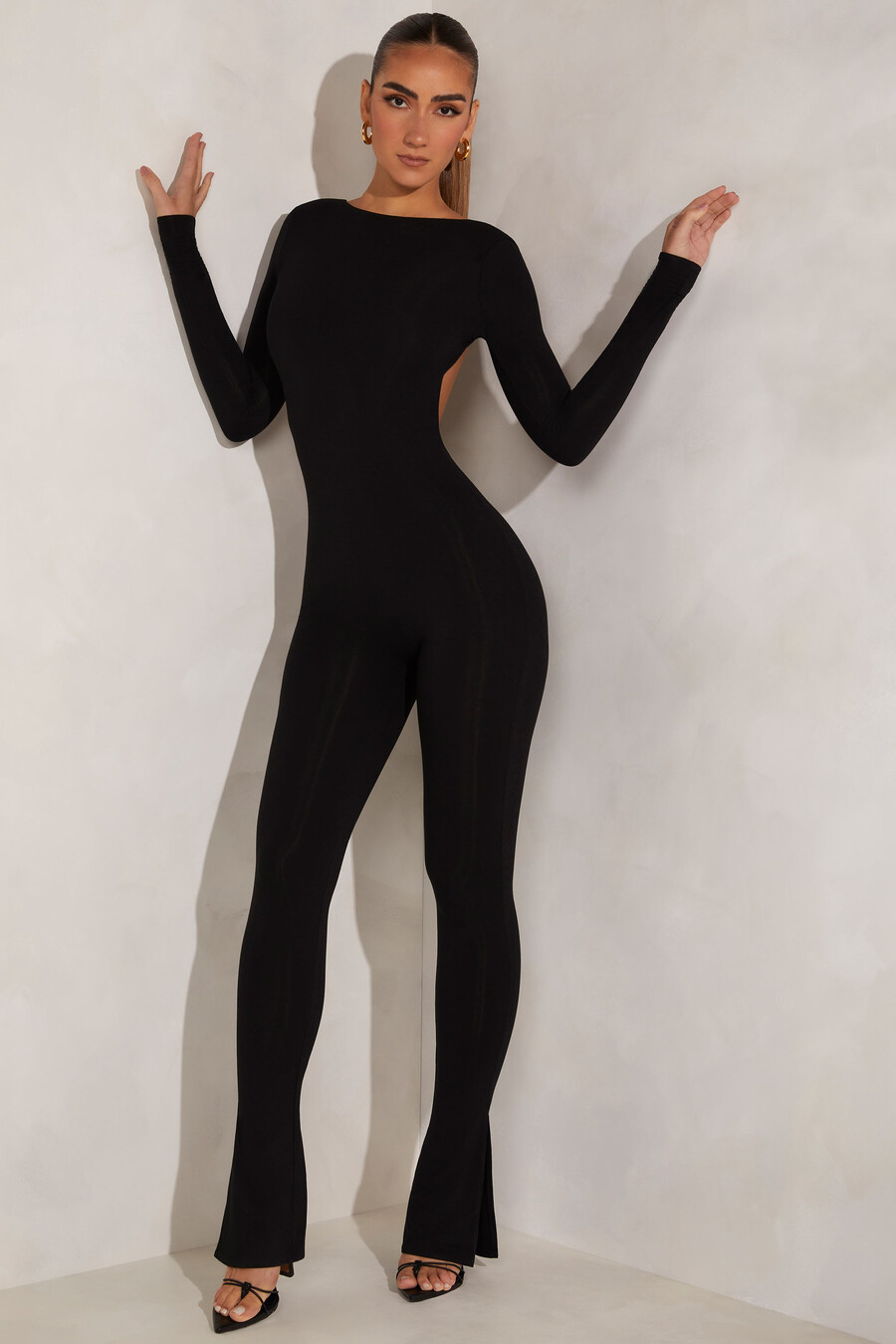 jumpsuit met hoge hals en open rug in zwart