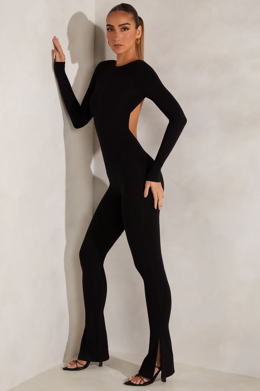 jumpsuit met hoge hals en open rug in zwart