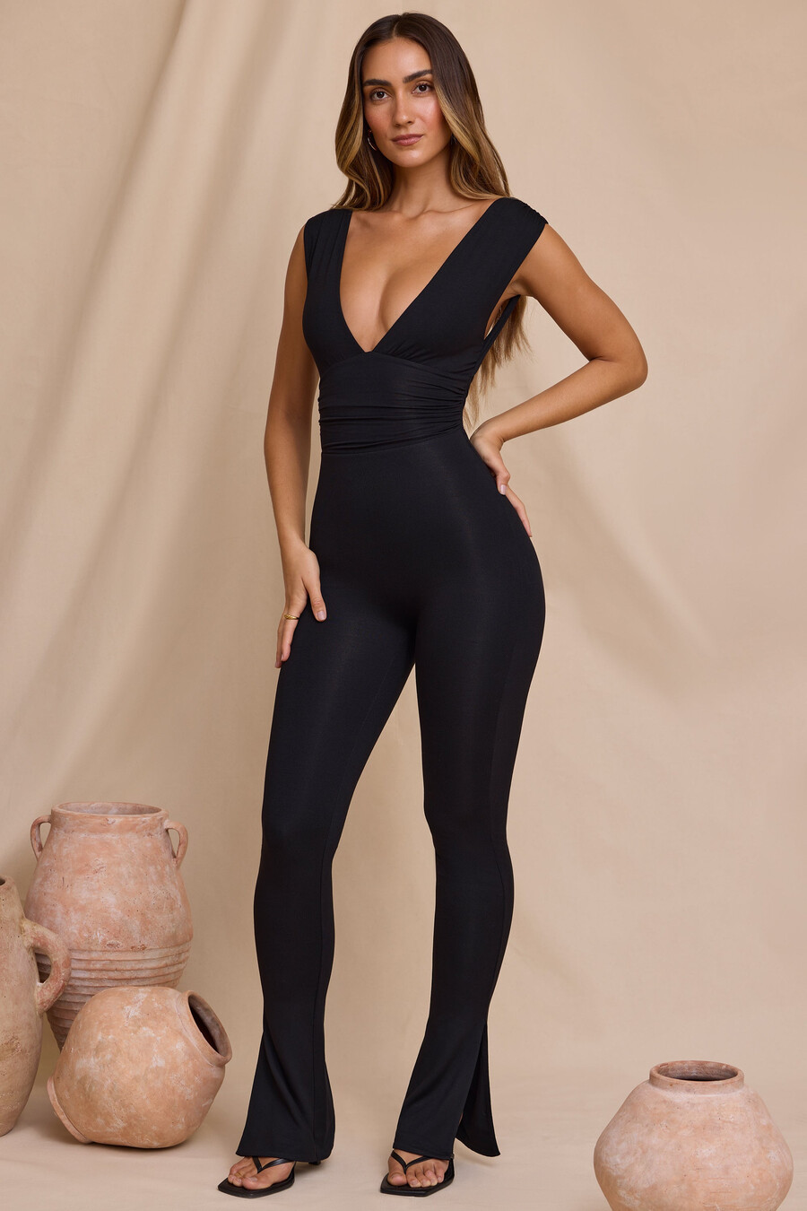 jumpsuit met diepe v-hals en geplooide taille in zwart