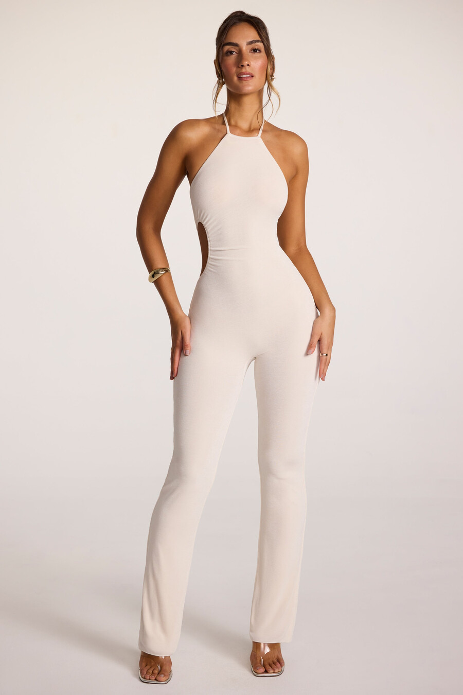 jumpsuit met halternek plooien en uitsnijdingen van getextureerde jersey in ivoor.