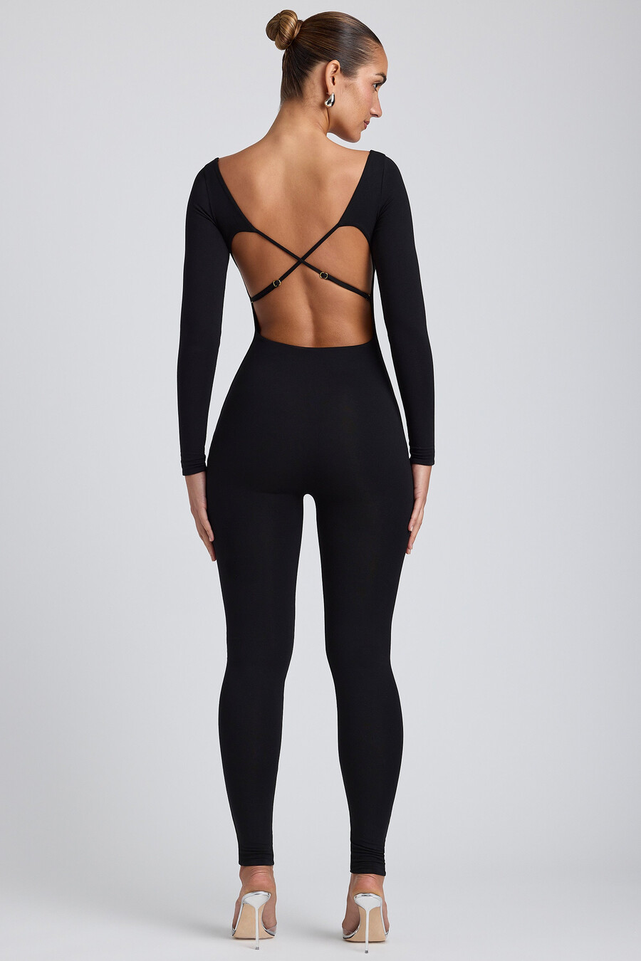 jumpsuit van modal met ronde hals en gekruiste rug in zwart