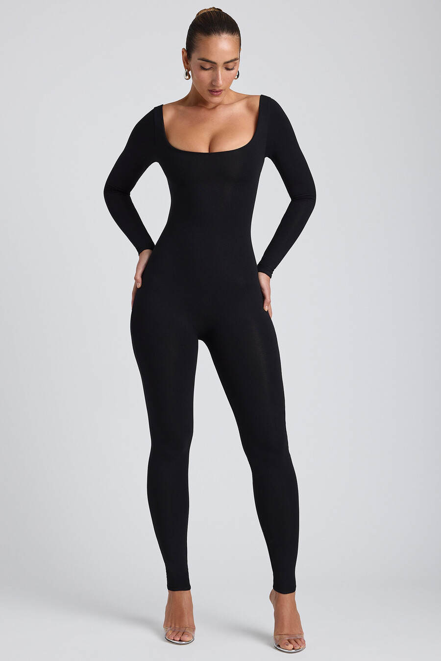 jumpsuit van modal met ronde hals en gekruiste rug in zwart