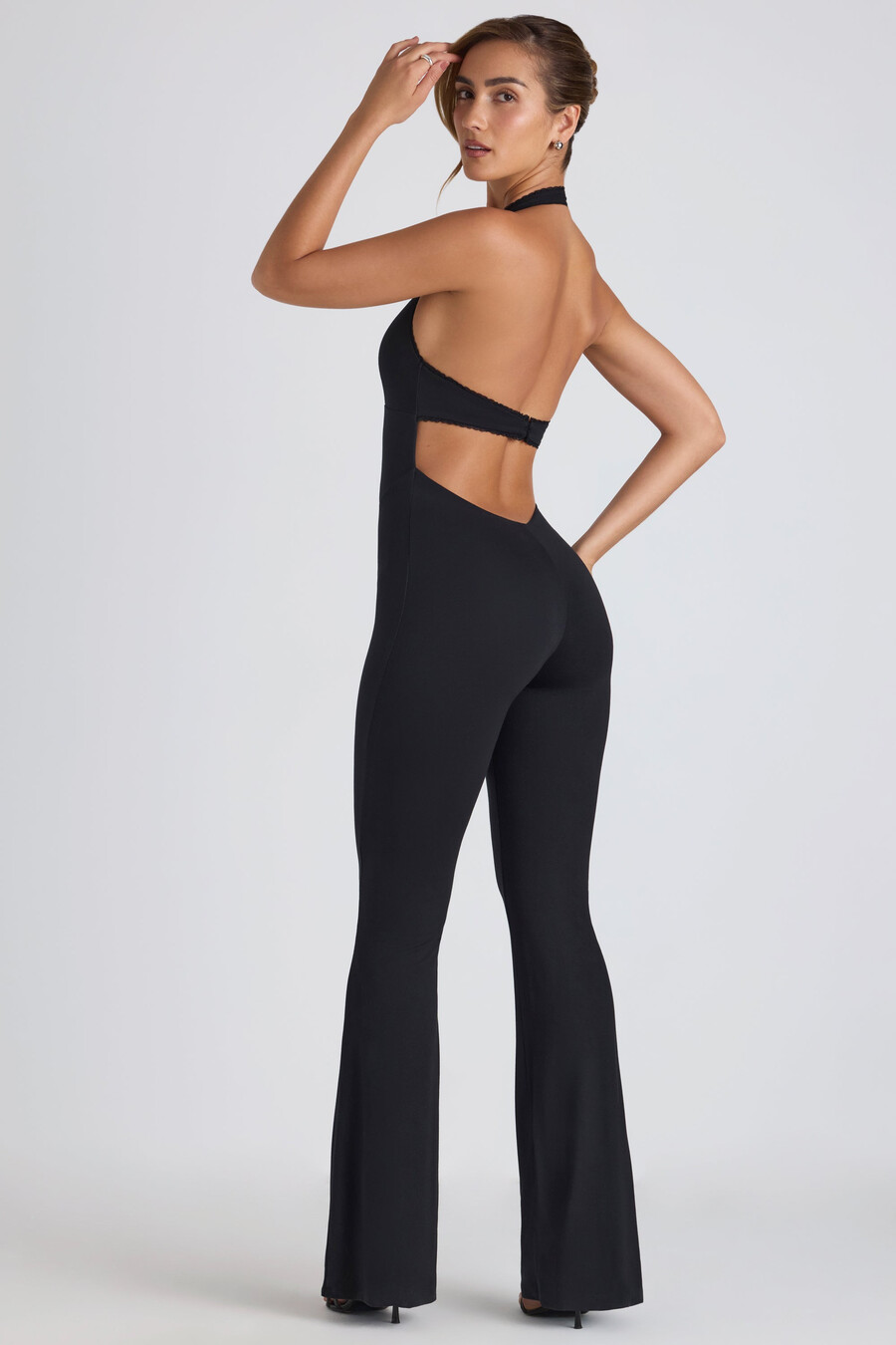 jumpsuit met uitlopende rok kanten details en uitsnijdingen van modal in zwart.