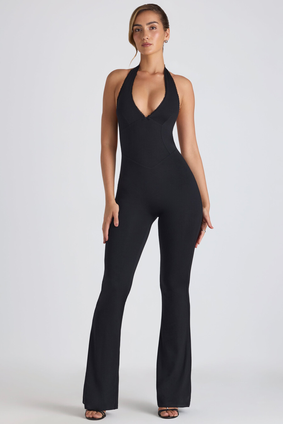 jumpsuit met uitlopende rok kanten details en uitsnijdingen van modal in zwart.