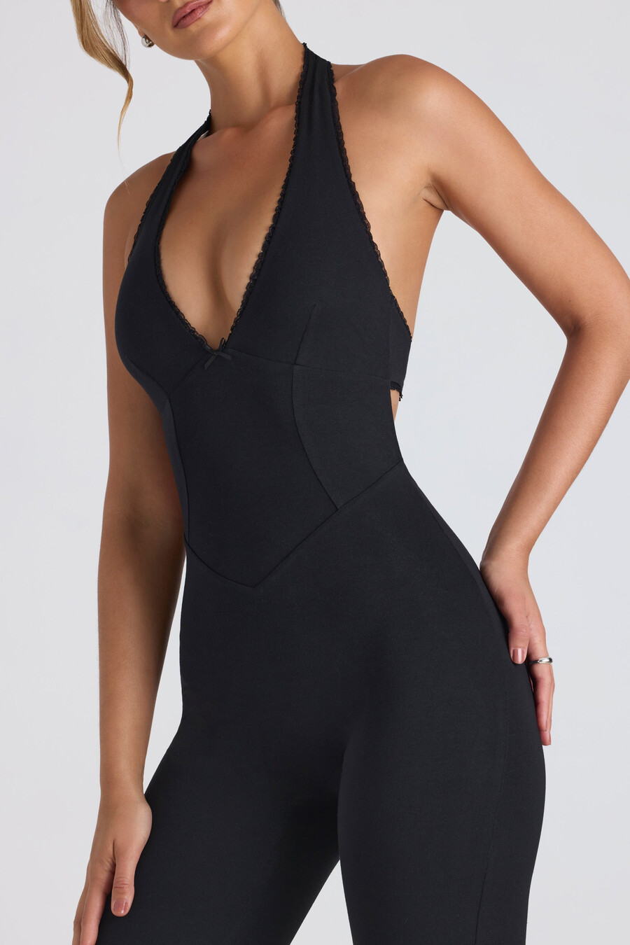 jumpsuit met uitlopende rok kanten details en uitsnijdingen van modal in zwart.