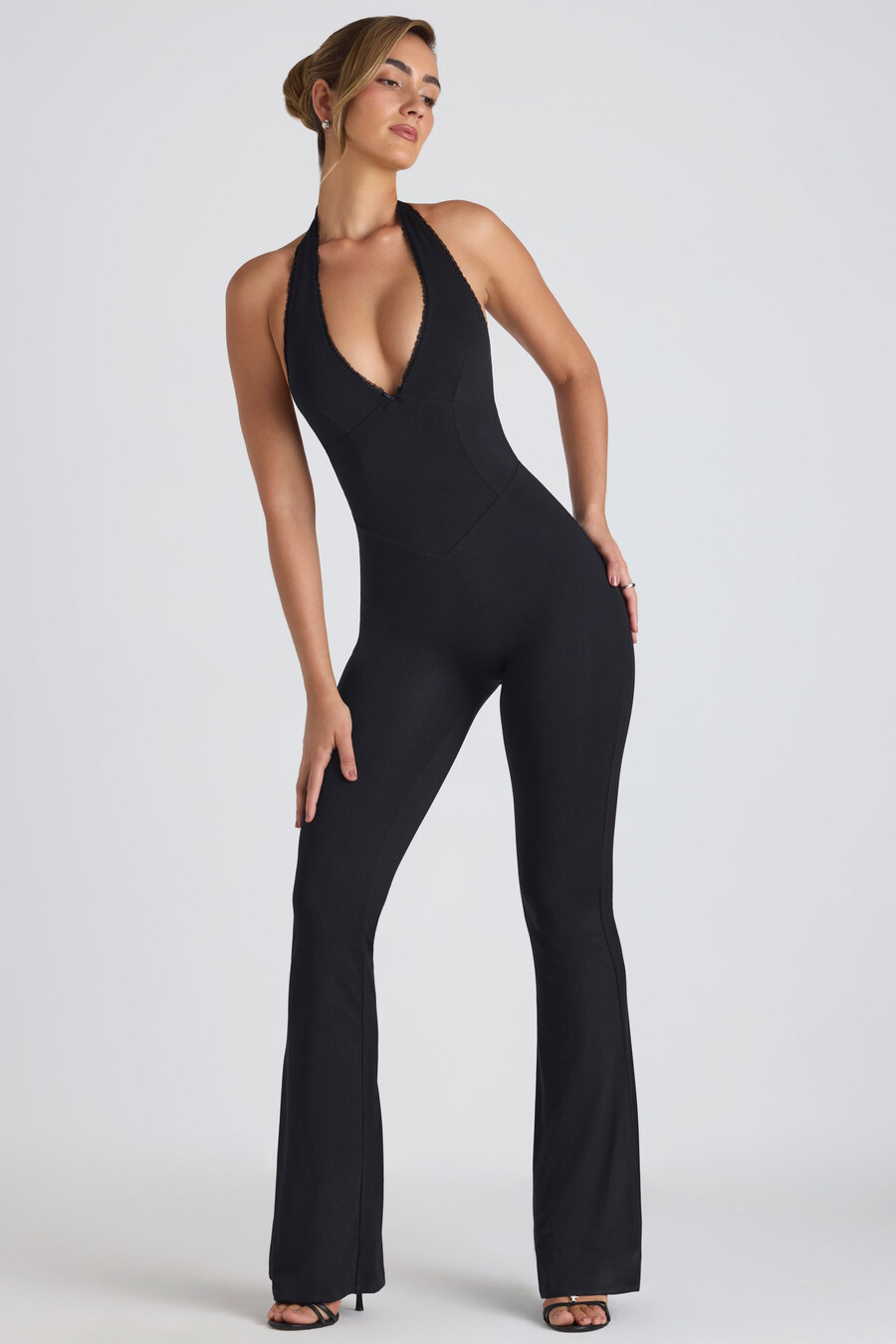 jumpsuit met uitlopende rok kanten details en uitsnijdingen van modal in zwart.