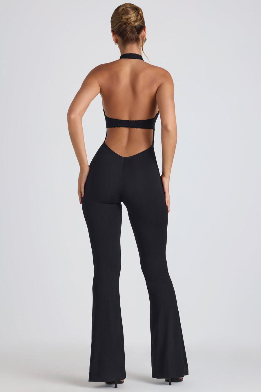 jumpsuit met uitlopende rok kanten details en uitsnijdingen van modal in zwart.