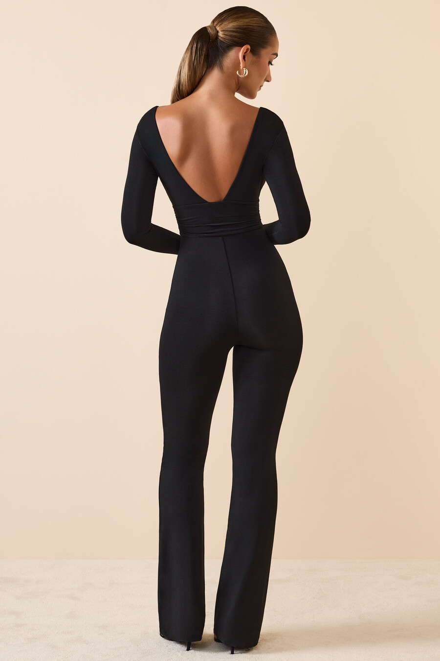 modal jumpsuit met ruches diepe v-hals en uitlopende pijpen in zwart