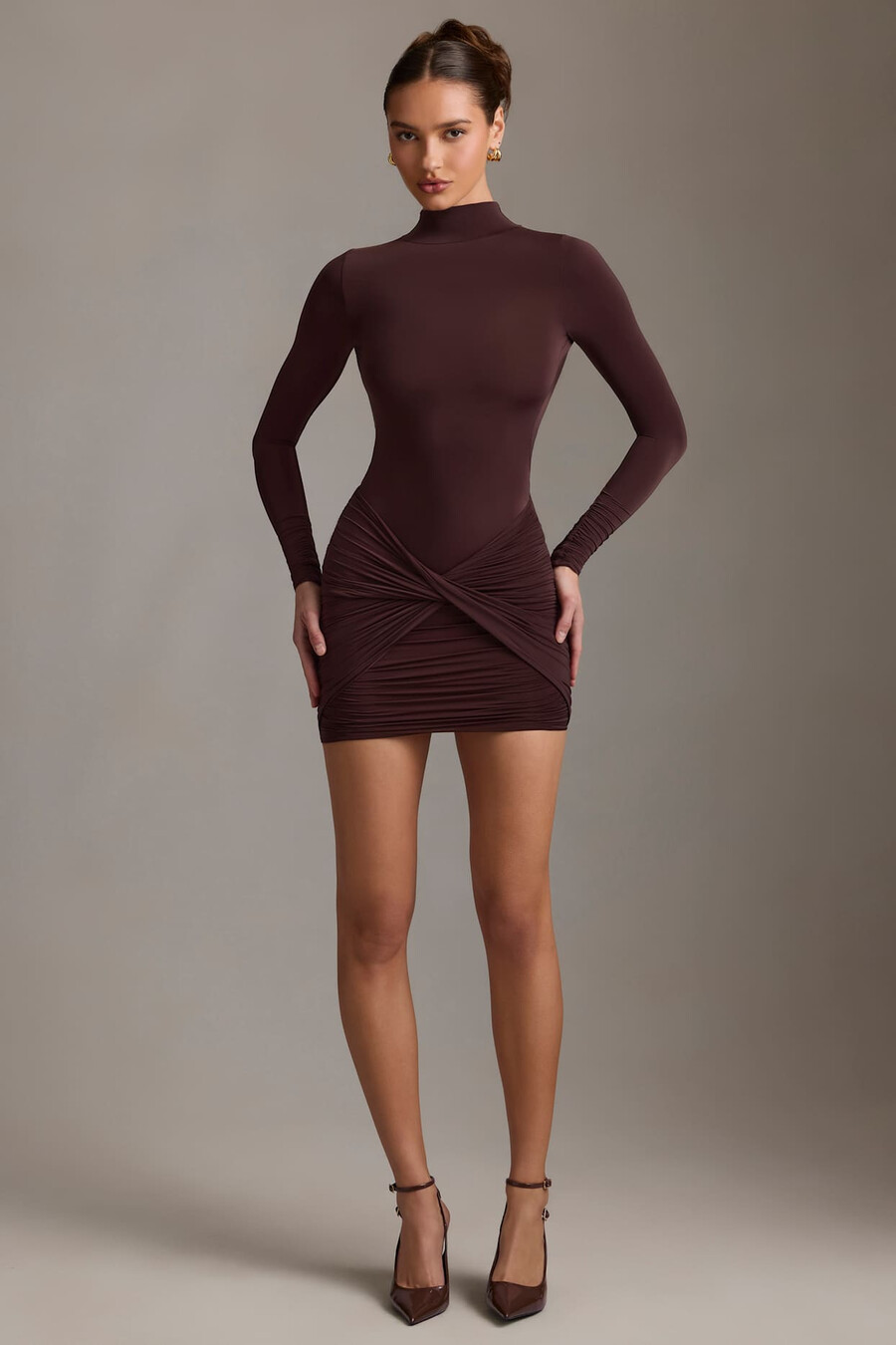 geplooide rugloze mini-jurk met colkraag in chocoladebruin