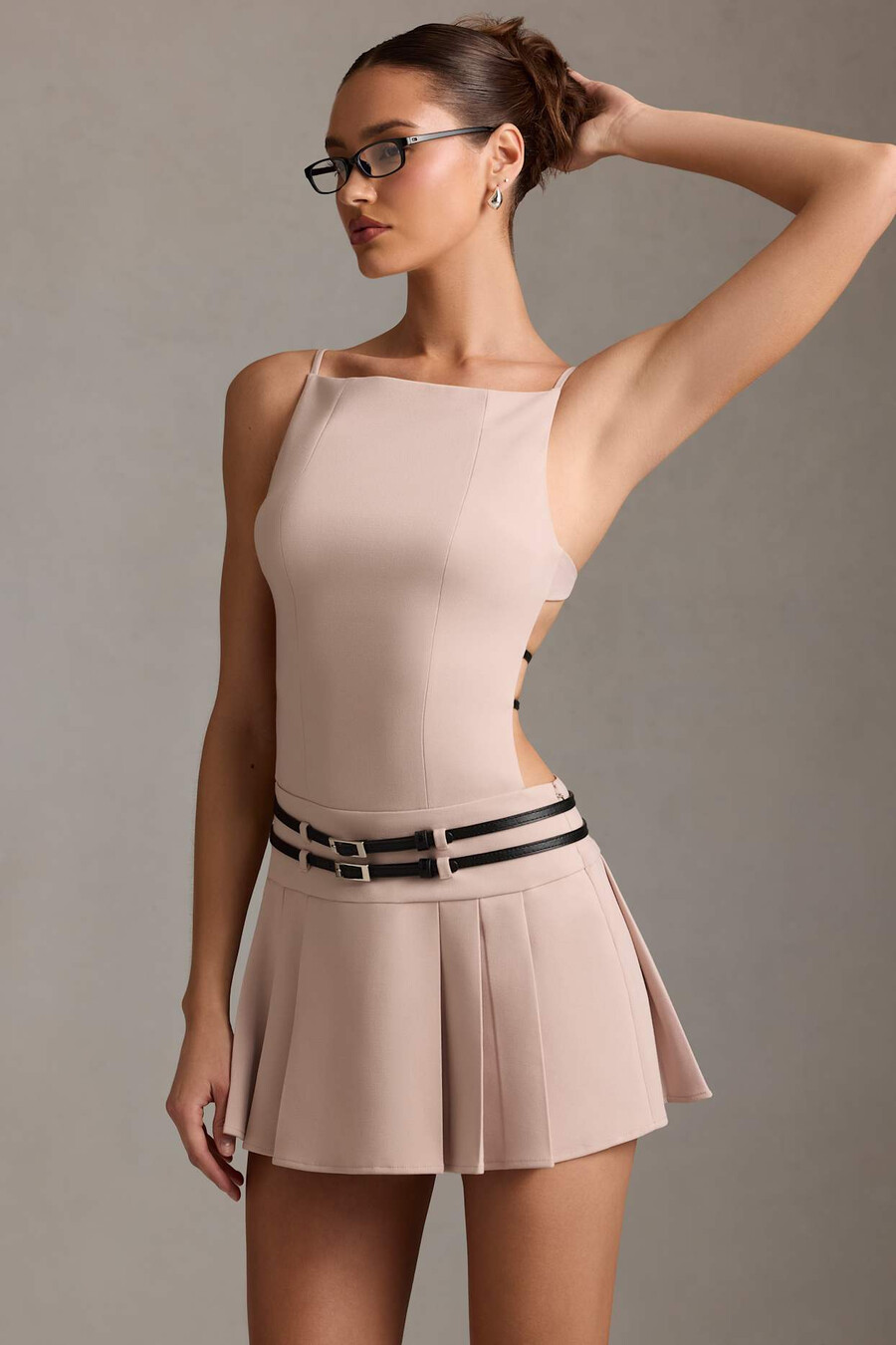geplooide mini-jurk met open rug en riem in paddenstoelkleur