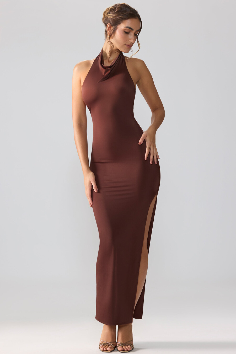 premium jersey maxi-jurk met colkraag en open rug in espresso