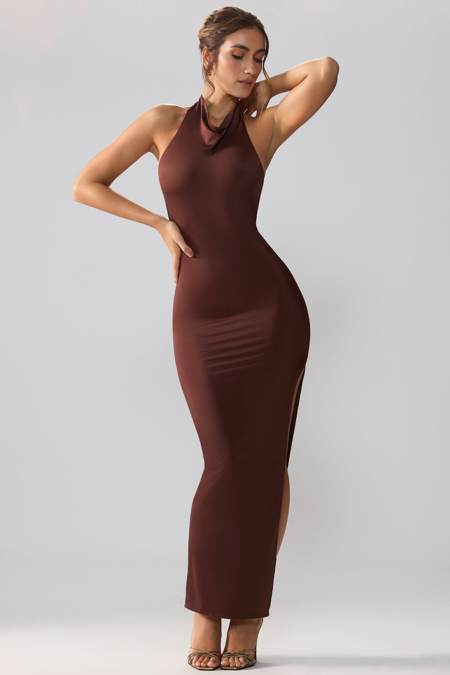 premium jersey maxi-jurk met colkraag en open rug in espresso