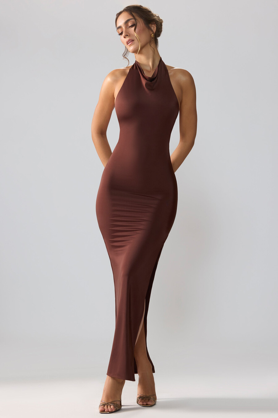premium jersey maxi-jurk met colkraag en open rug in espresso