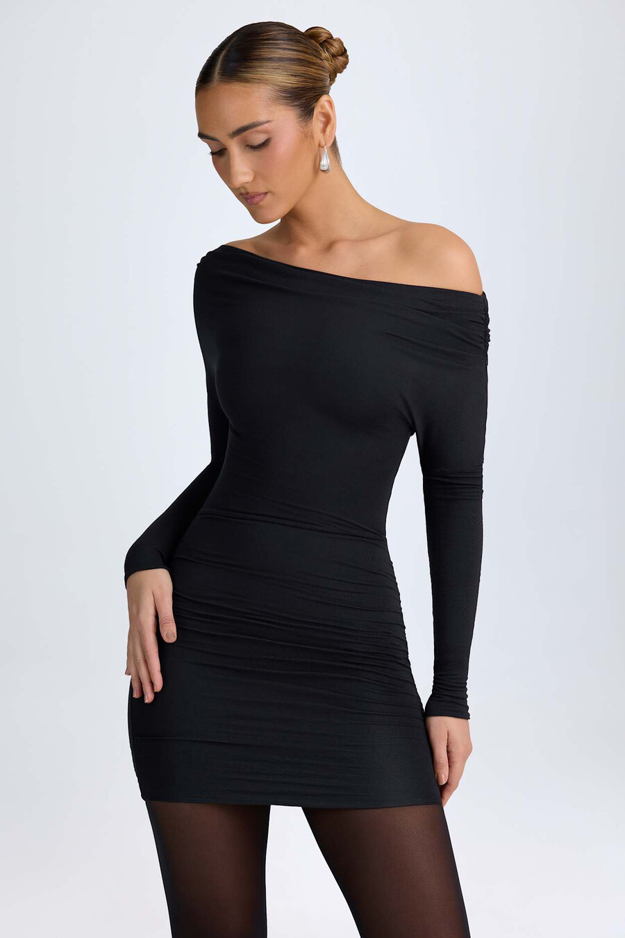 modal off-shoulder mini-jurk met plooien in zwart
