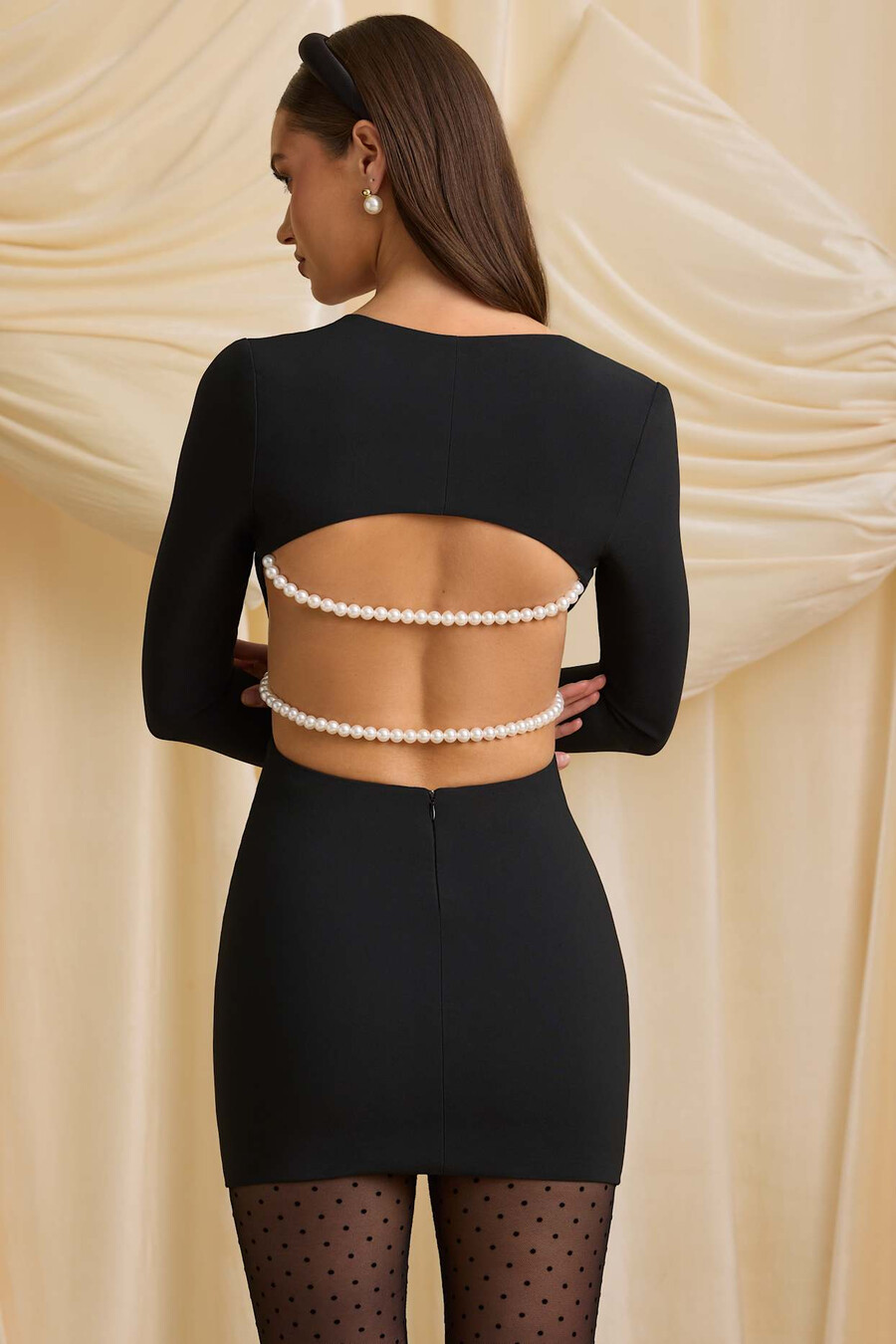 mini-jurk met pareldetails en uitsnijdingen in zwart