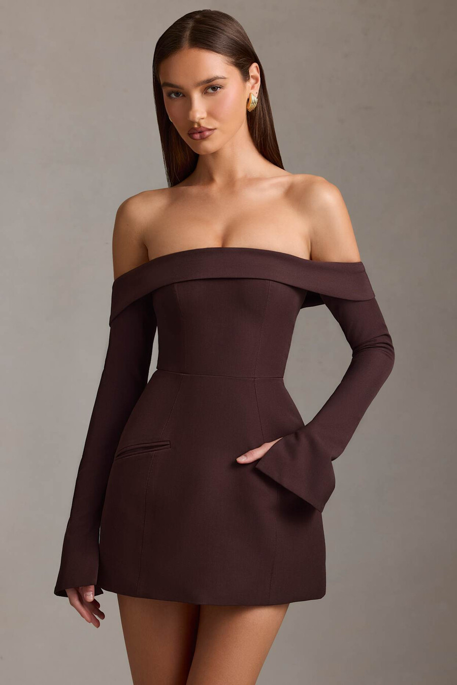 off-shoulder gestructureerde a-lijn mini-jurk in chocoladebruin.