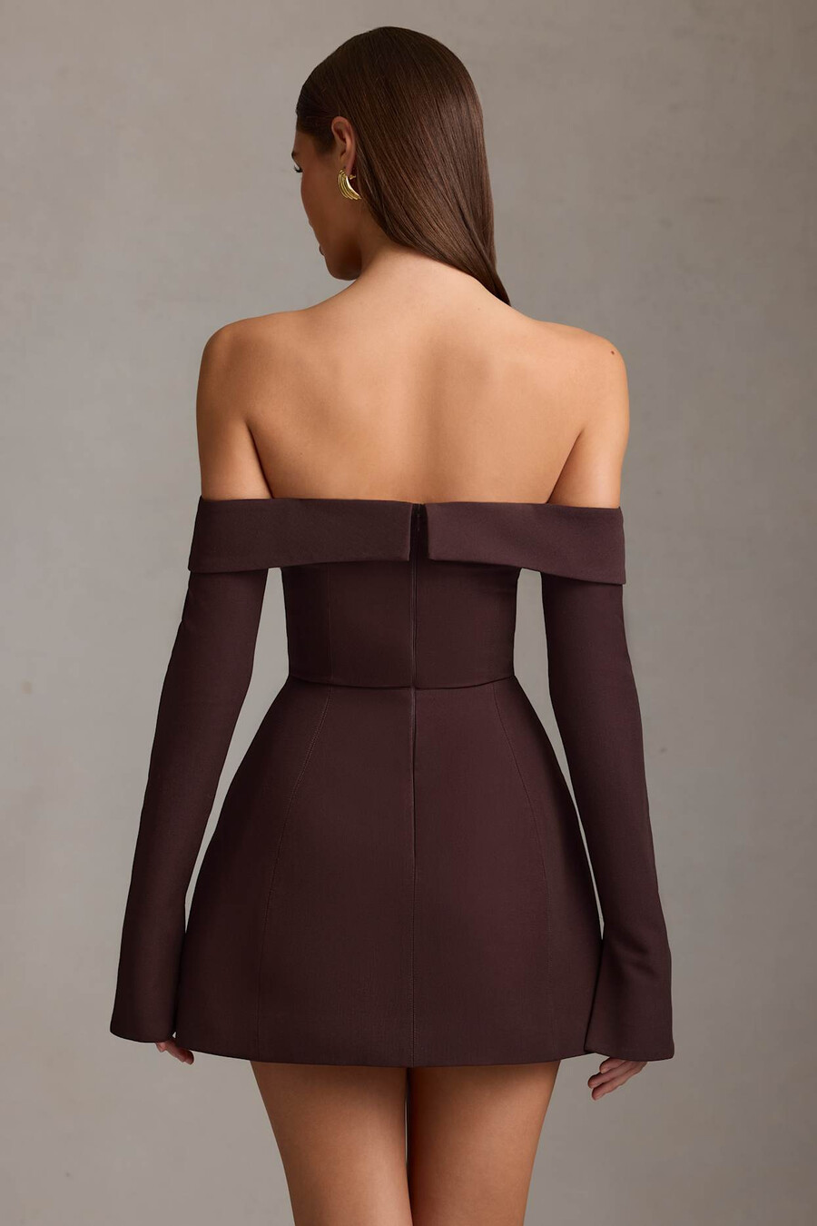 off-shoulder gestructureerde a-lijn mini-jurk in chocoladebruin.