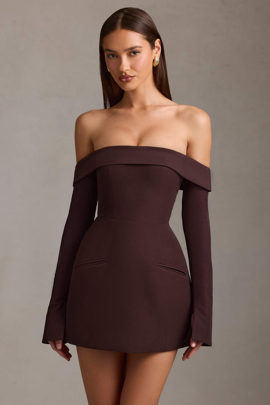off-shoulder gestructureerde a-lijn mini-jurk in chocoladebruin.