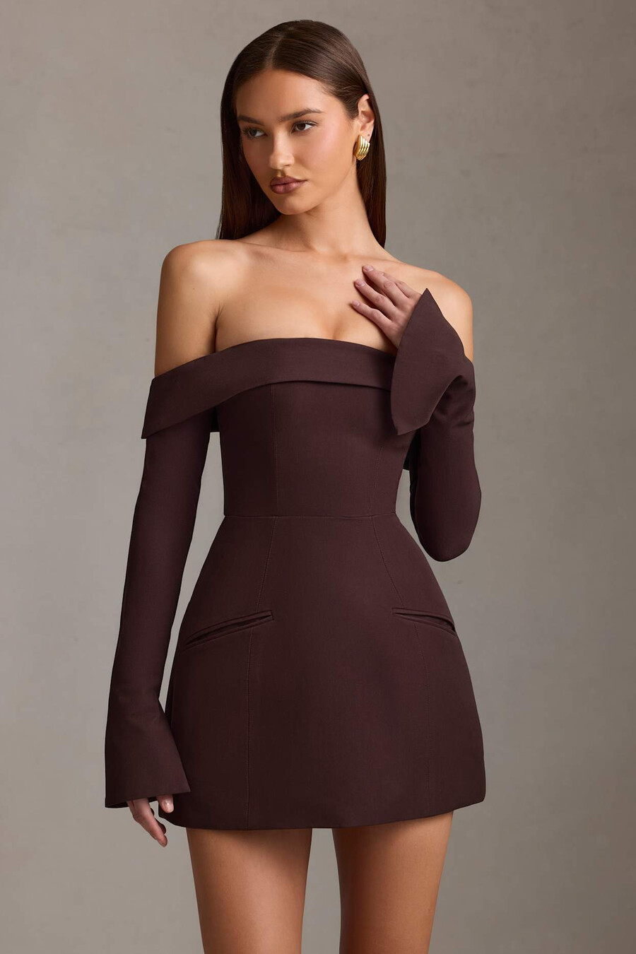 off-shoulder gestructureerde a-lijn mini-jurk in chocoladebruin.