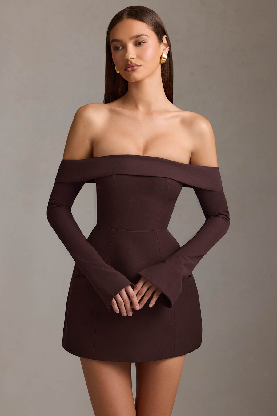 off-shoulder gestructureerde a-lijn mini-jurk in chocoladebruin.