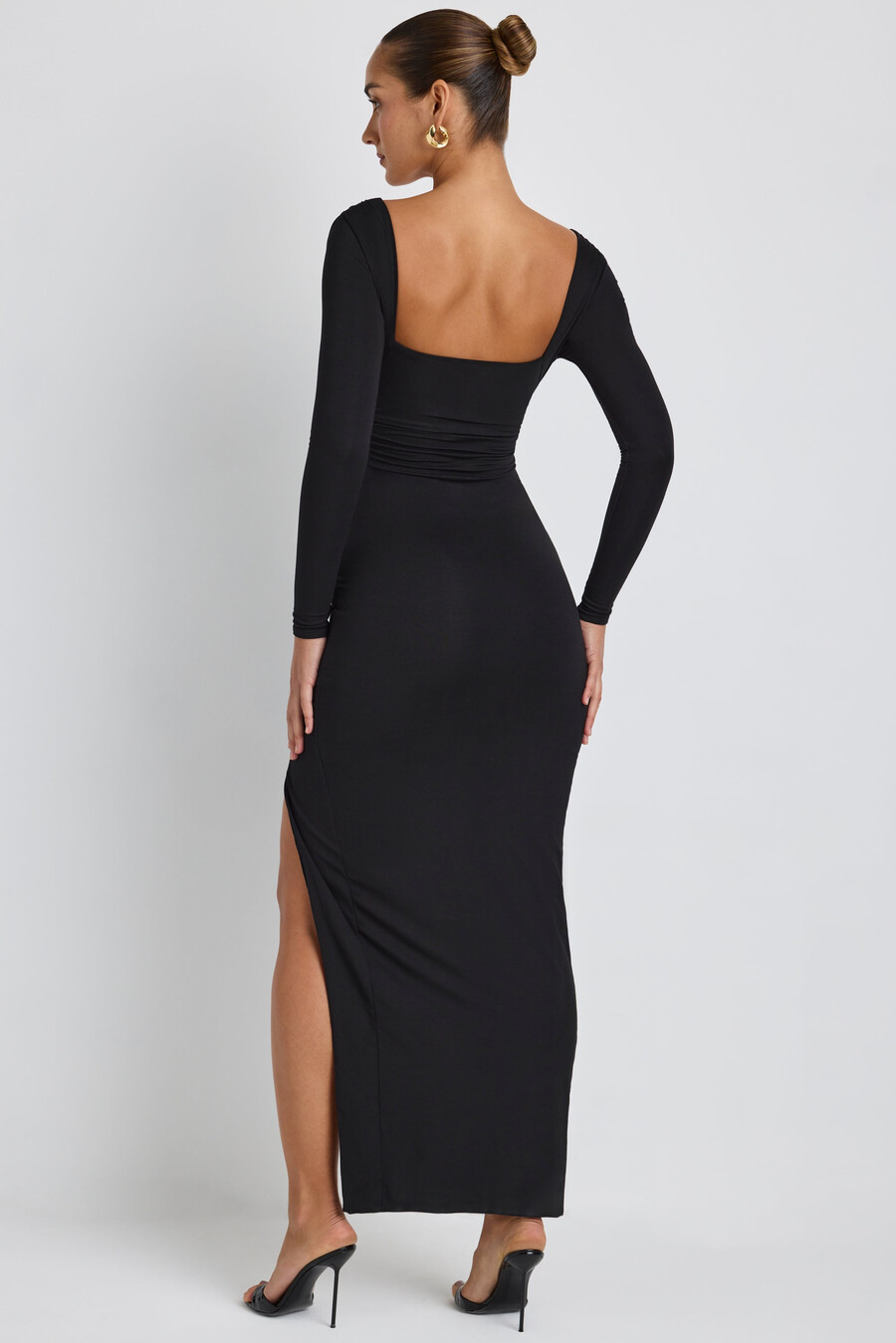 modal maxi-jurk met diepe v-hals en lange mouwen in zwart