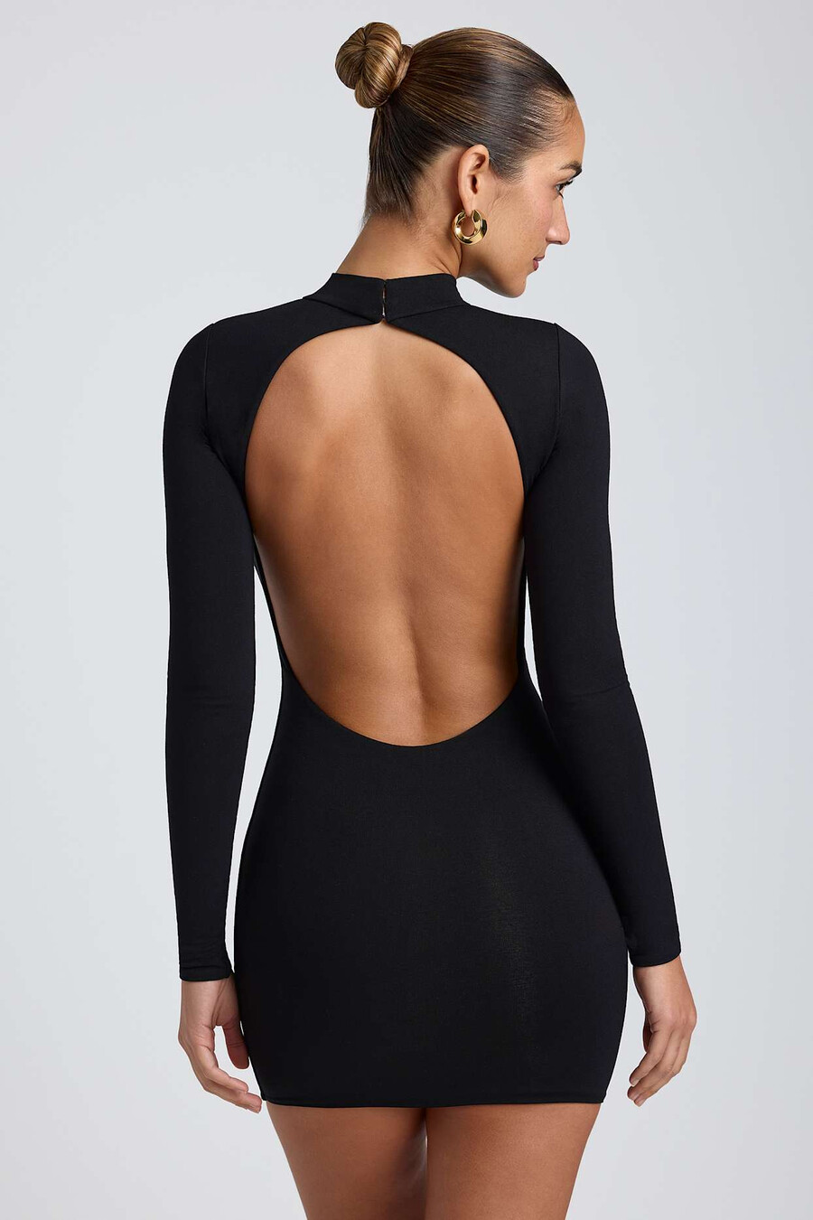 modal mini-jurk met open rug en lange mouwen in zwart