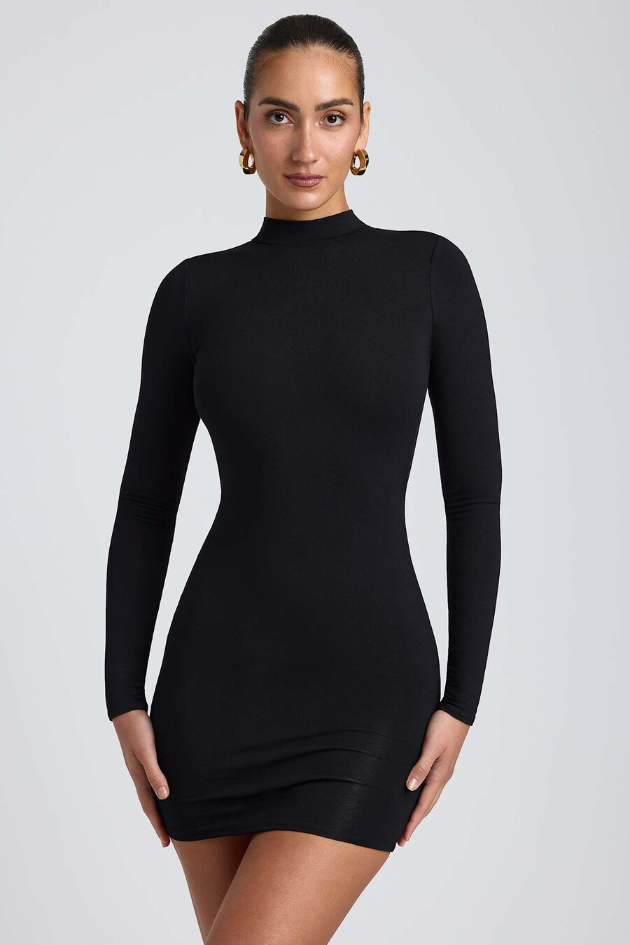 modal mini-jurk met open rug en lange mouwen in zwart