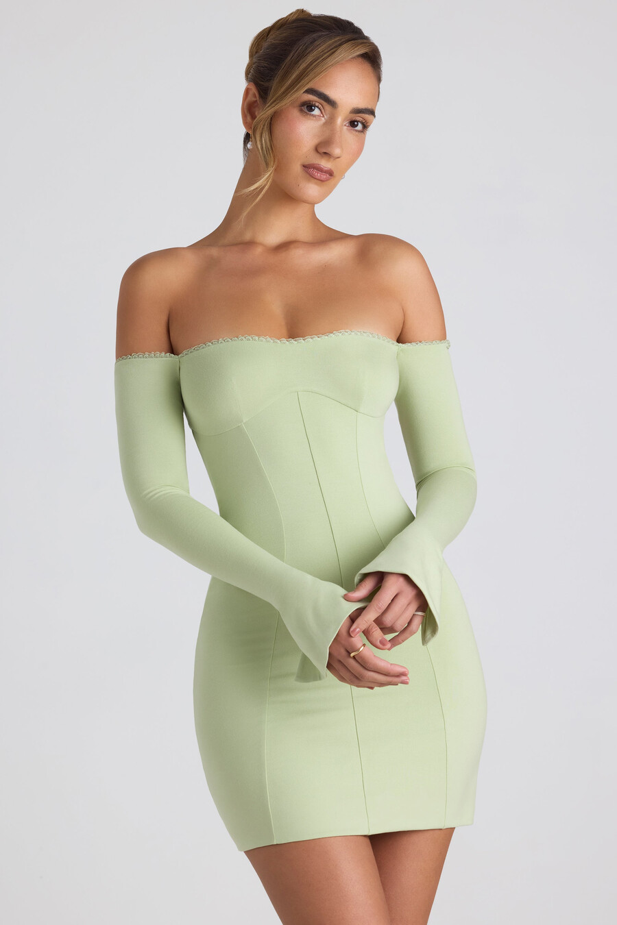 modal off-shoulder mini-jurk met kanten details in lentegroen