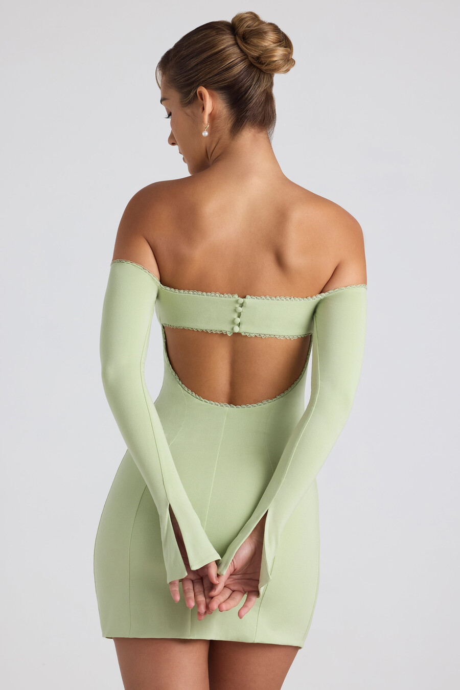 modal off-shoulder mini-jurk met kanten details in lentegroen