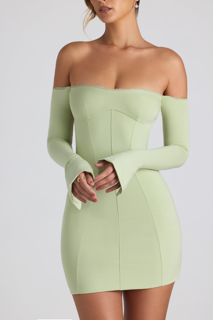 modal off-shoulder mini-jurk met kanten details in lentegroen