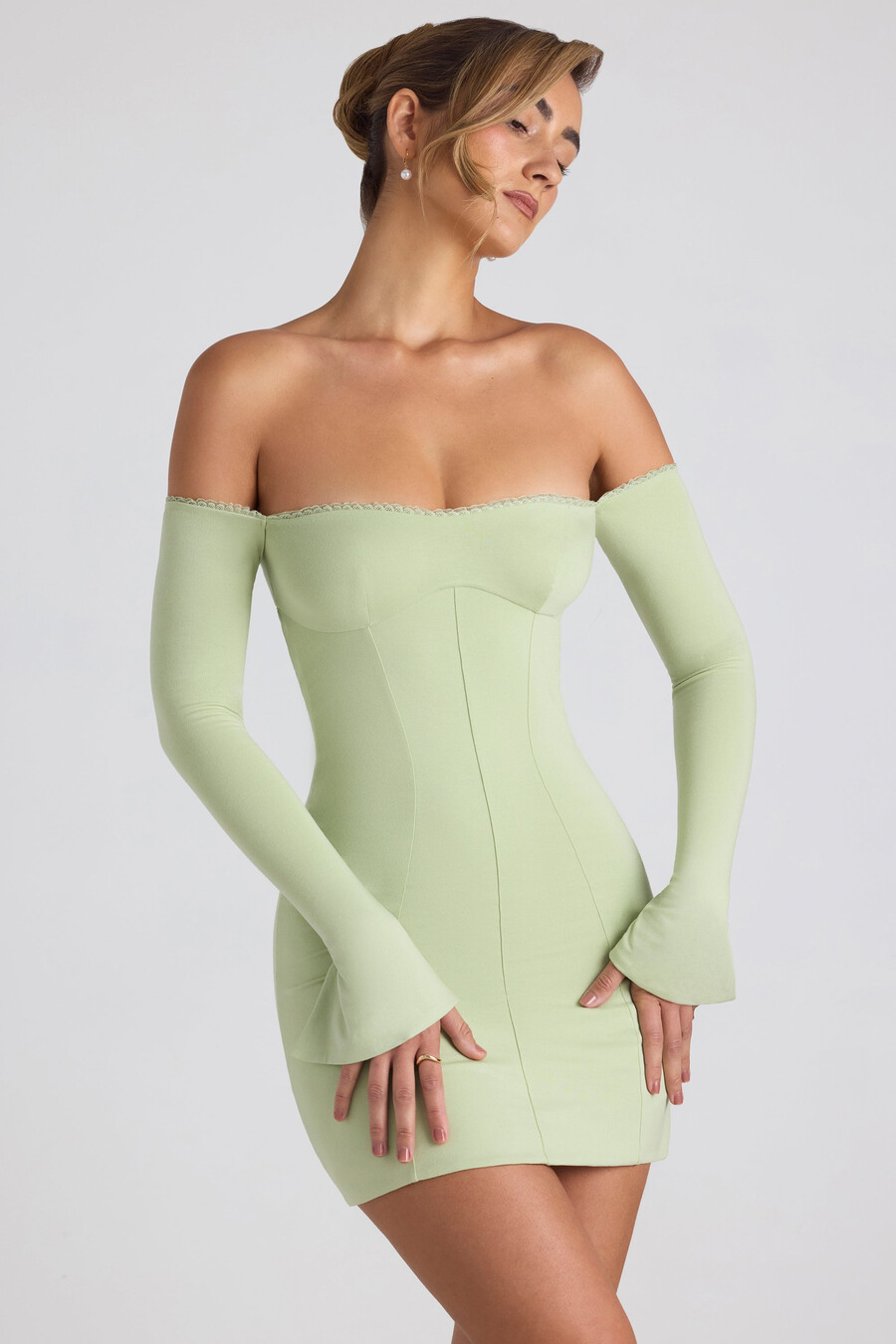 modal off-shoulder mini-jurk met kanten details in lentegroen