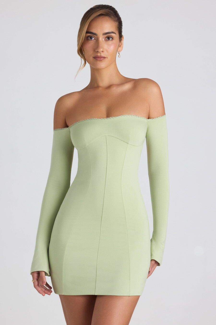 modal off-shoulder mini-jurk met kanten details in lentegroen