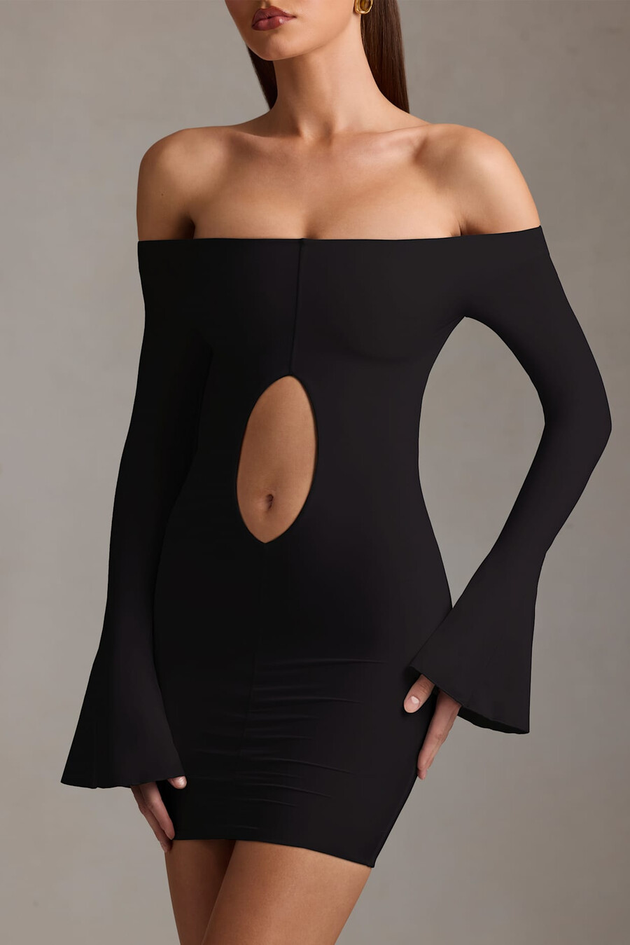 off-shoulder mini-jurk met uitsnijdingen in zwart
