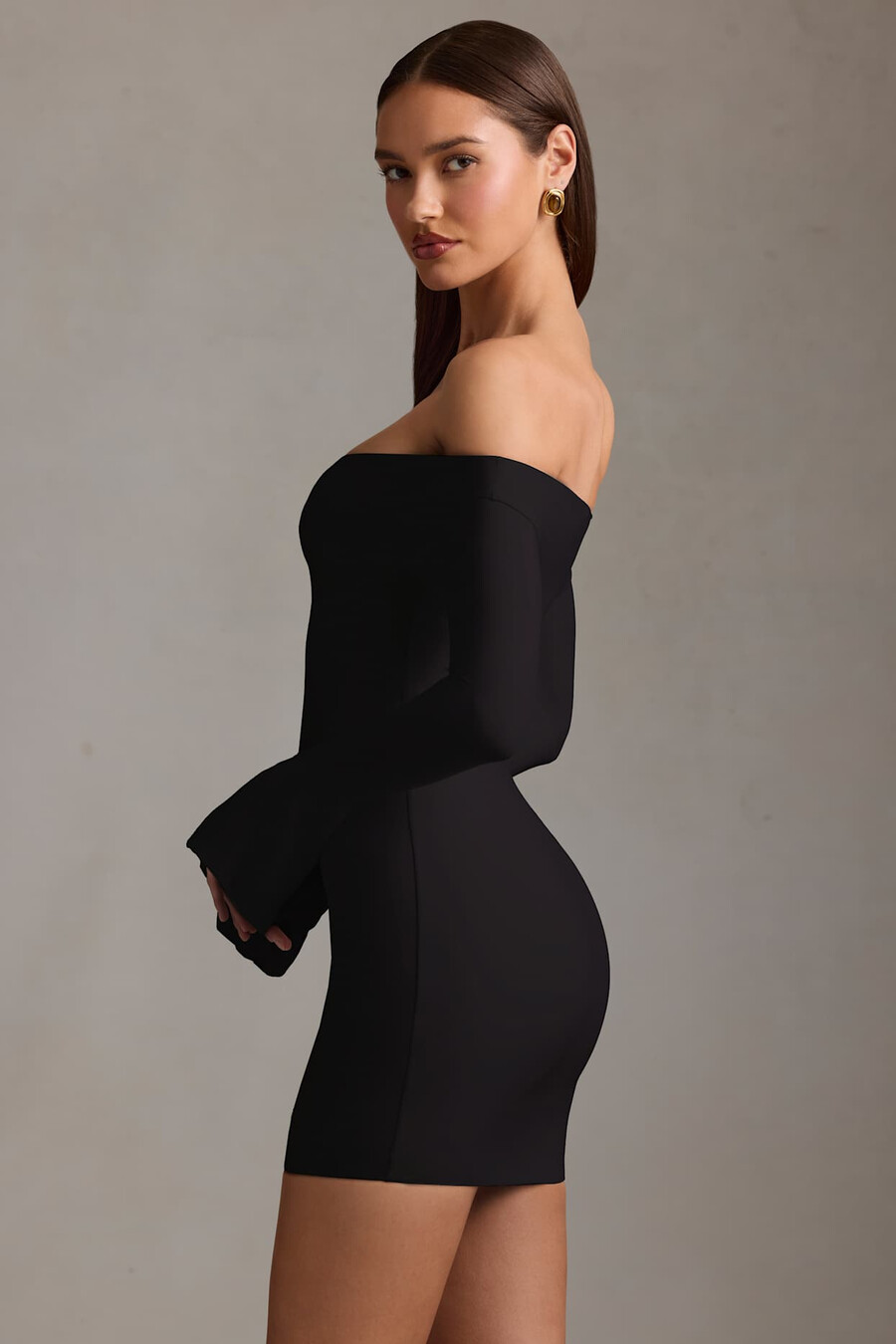 off-shoulder mini-jurk met uitsnijdingen in zwart