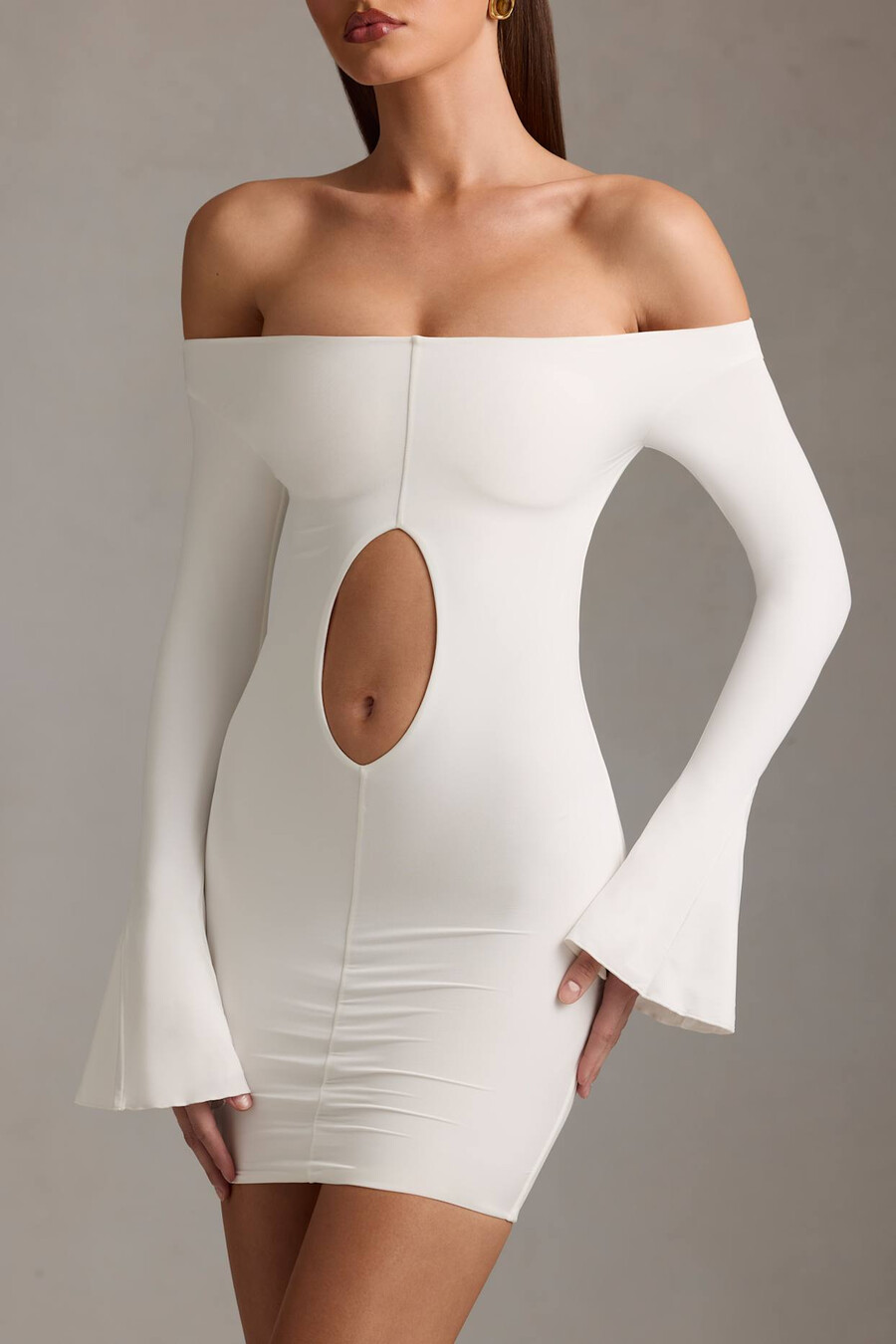 off-shoulder mini-jurk met uitsnijdingen in wit