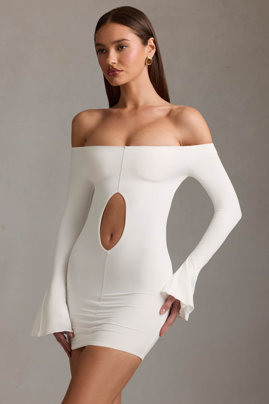 off-shoulder mini-jurk met uitsnijdingen in wit