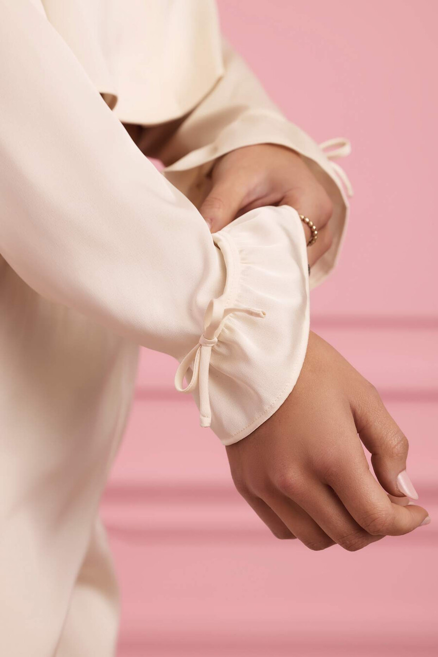 pyjamatop met ruches en korte pijpen in ivoor