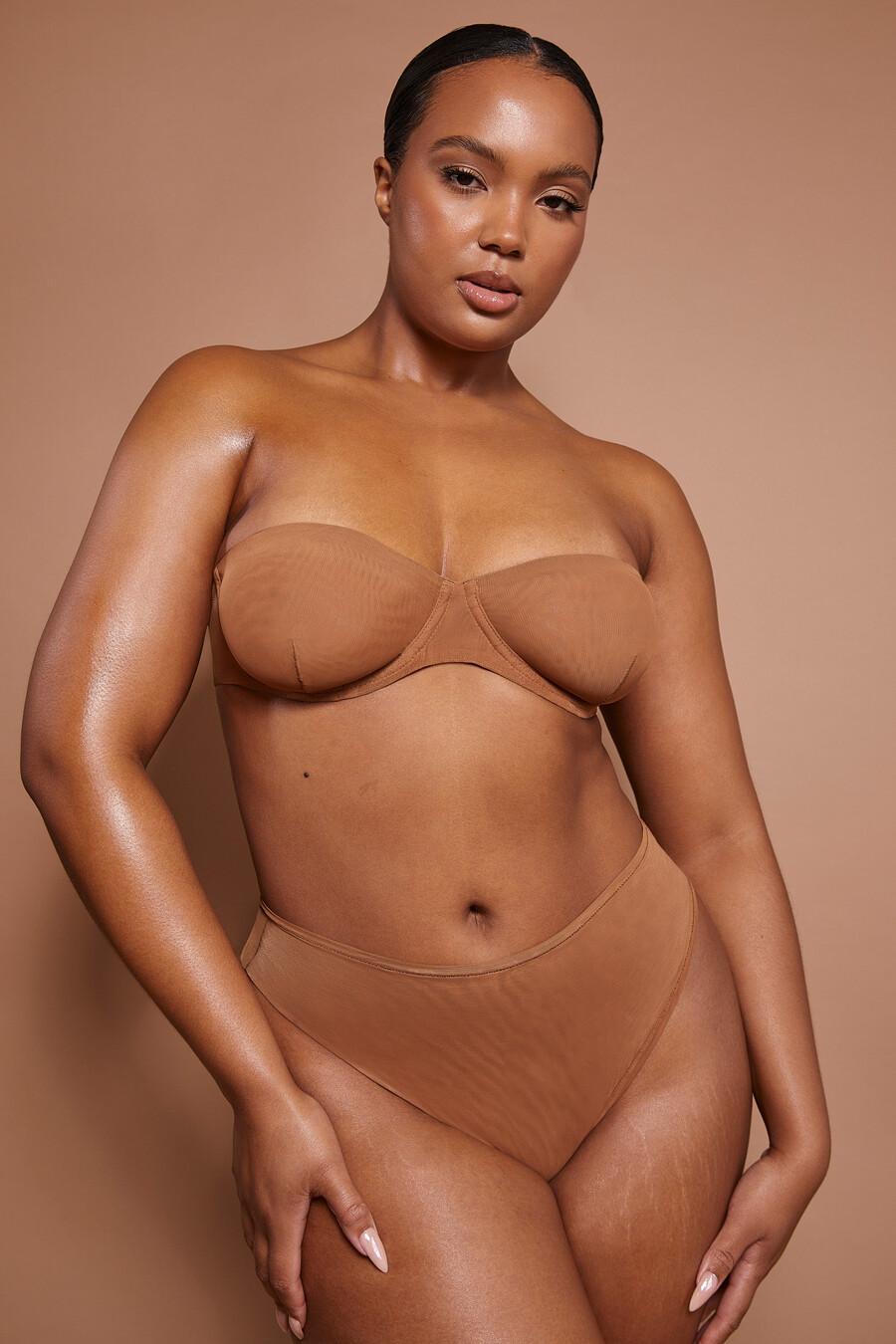 zachte mesh slip met hoge taille in amandelkleur