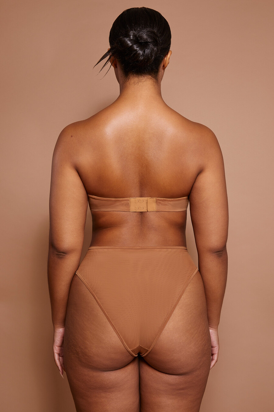 zachte mesh slip met hoge taille in amandelkleur