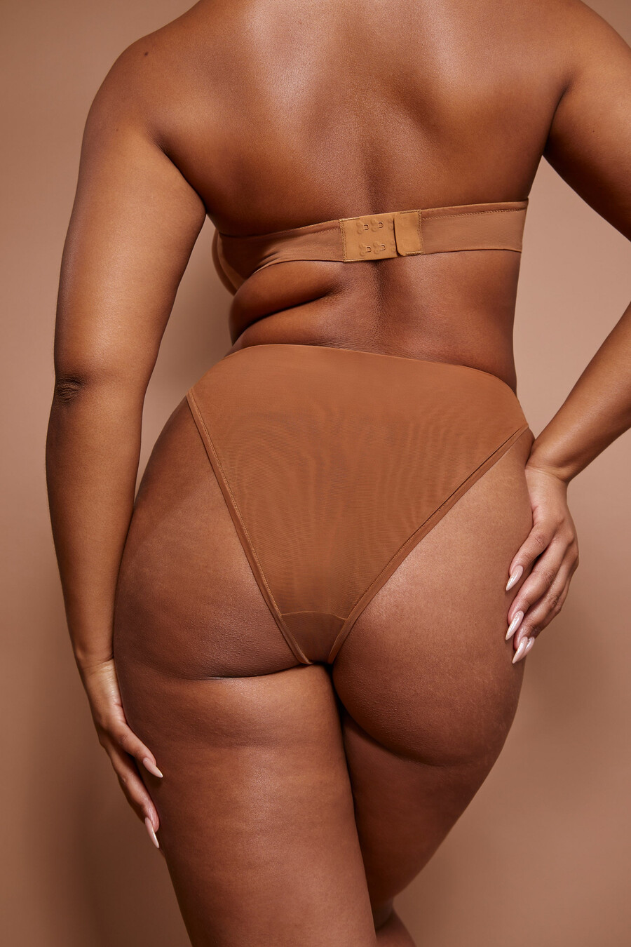 zachte mesh slip met hoge taille in amandelkleur
