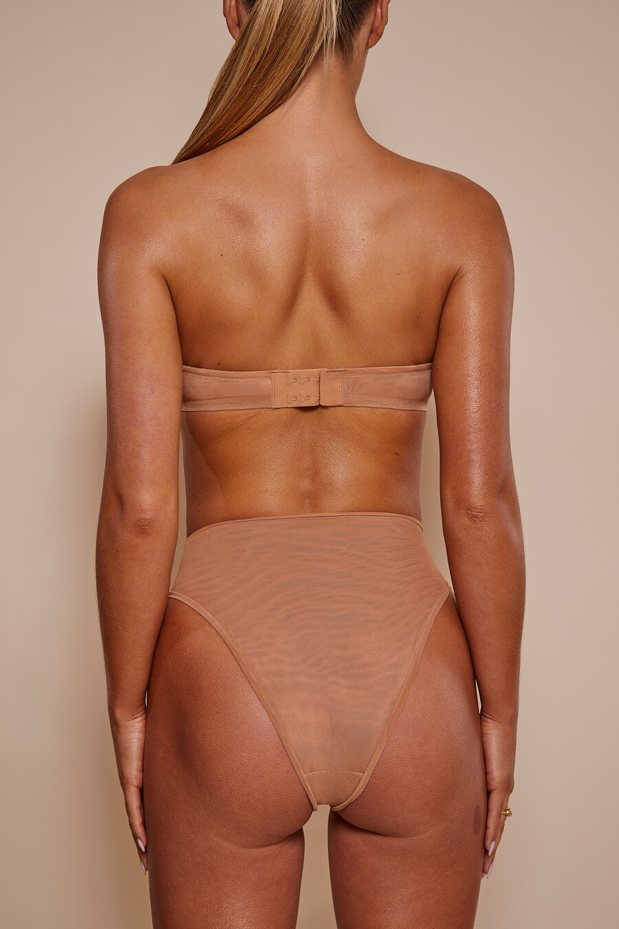 zachte mesh slip met hoge taille in honingkleur
