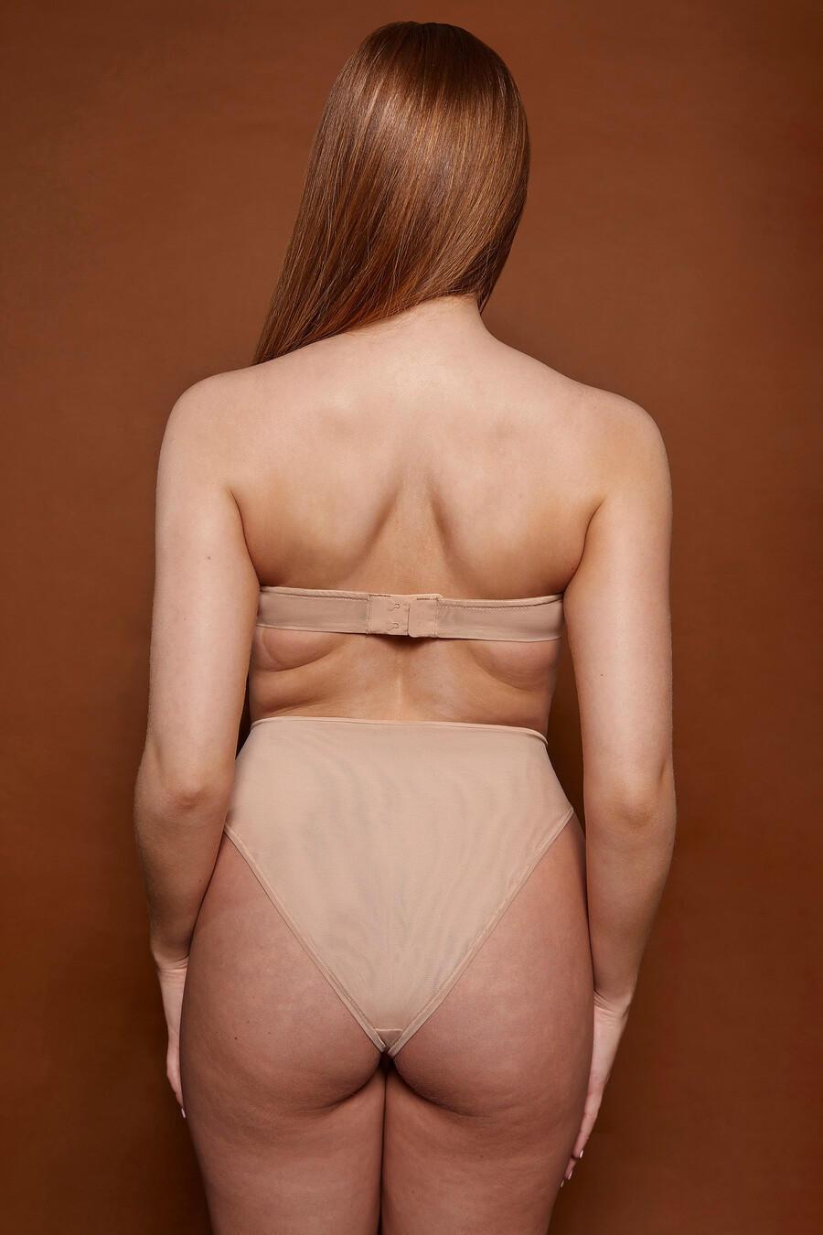 zachte mesh slip met hoge taille in warme perzikkleur.