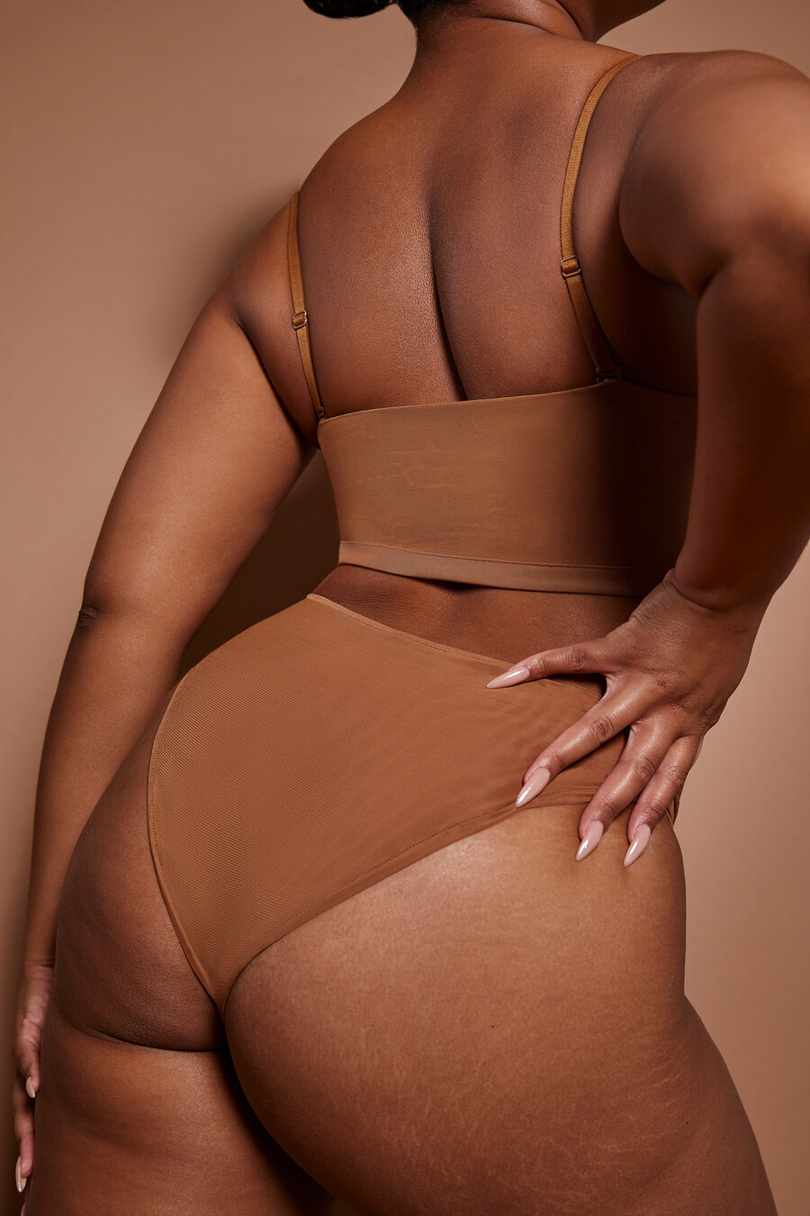 zachte mesh slip in amandelkleur