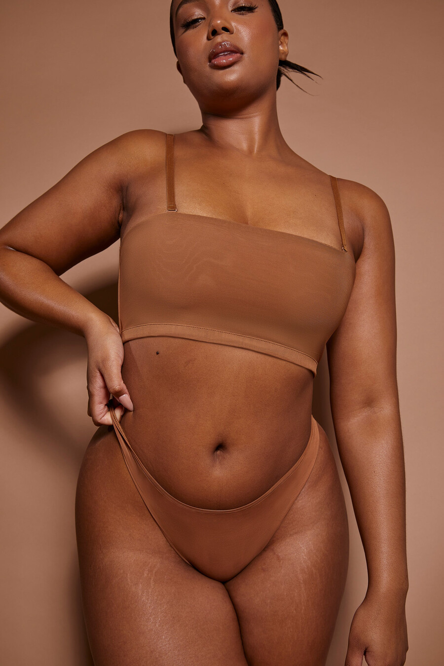 zachte mesh slip in amandelkleur