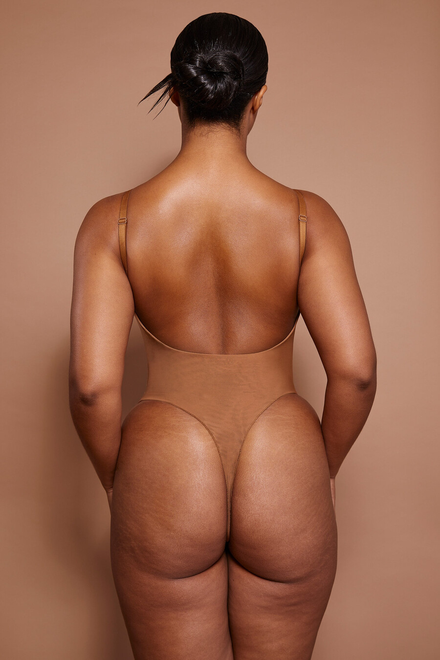 zachte mesh bodysuit in amandelkleur