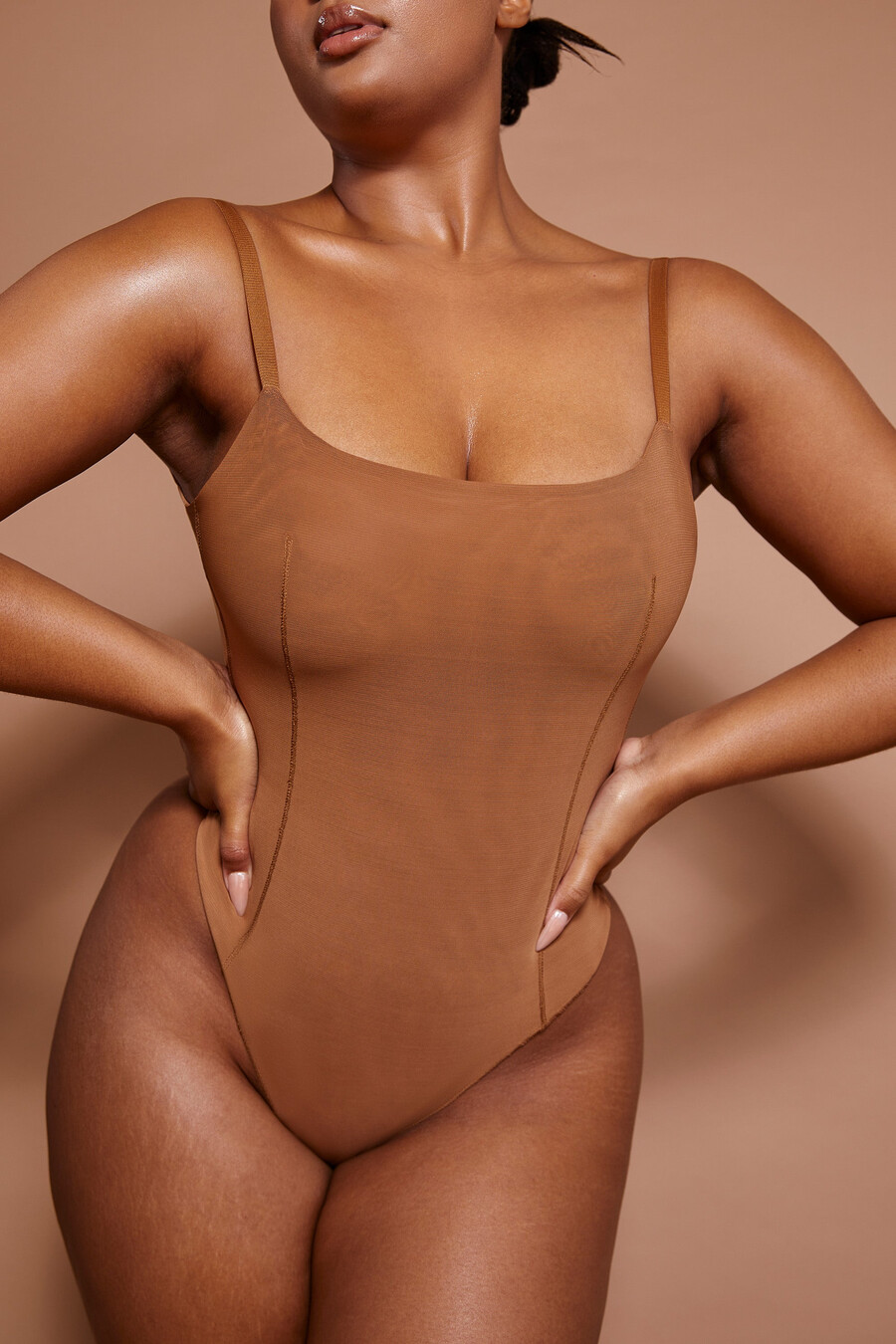 zachte mesh bodysuit in amandelkleur