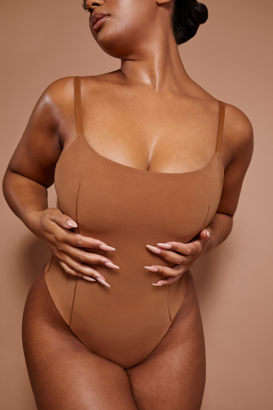 zachte mesh bodysuit in amandelkleur