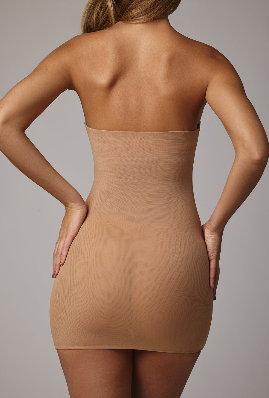 zachte mesh mini slipjurk in amandelkleur